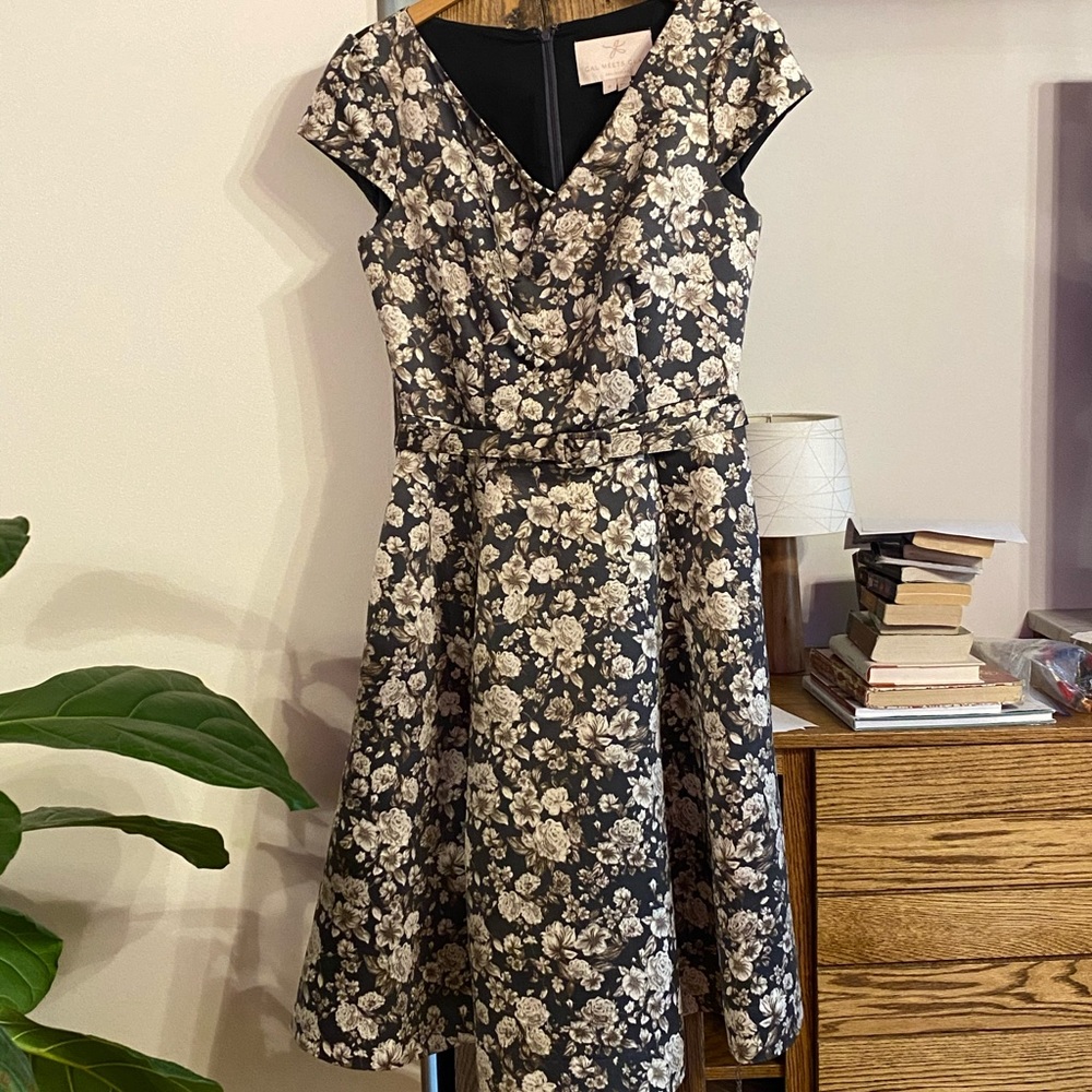 Gal Meets Glam gray floral dress
